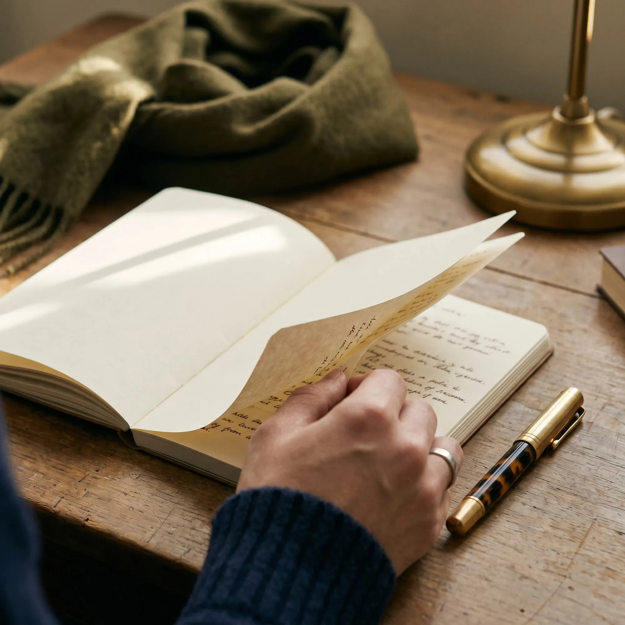 Dolma kalem ve çevrilen defter sayfası, yakın çekim